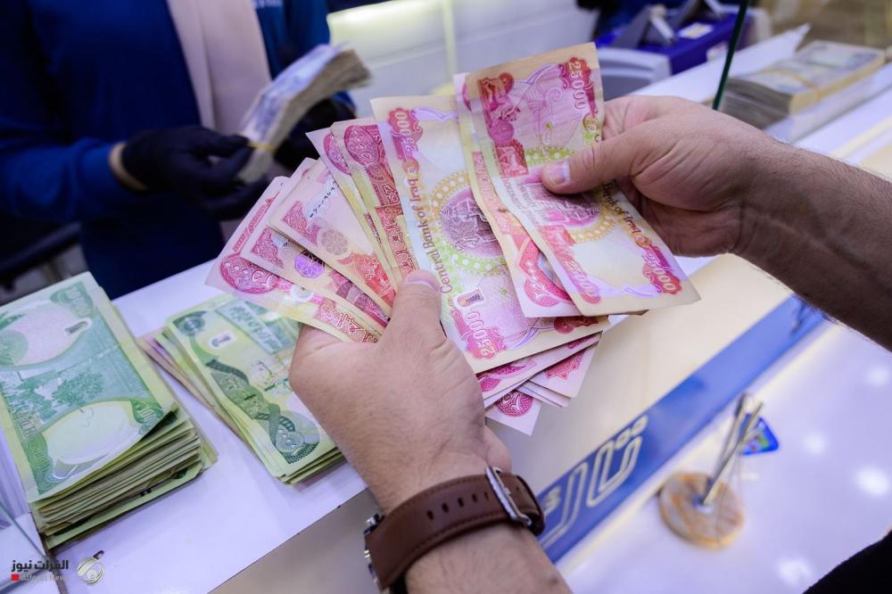 خبير اقتصادي يحذر: رواتب العام الجديد في "منطقة الخطر"