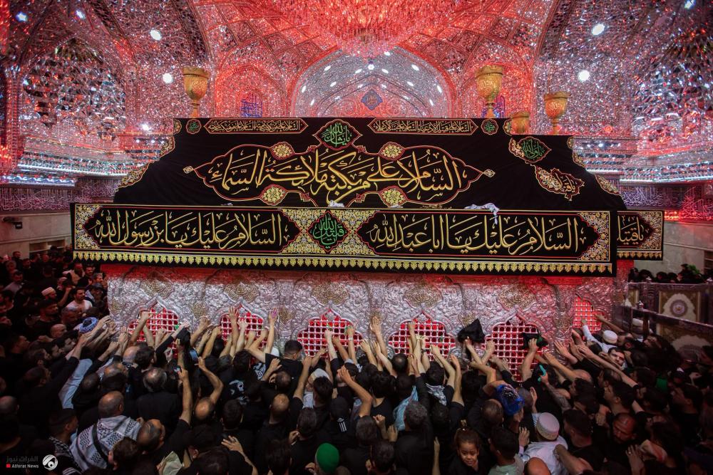 بالصور.. إحياء ليلة عاشوراء في حرمي الإمام الحسين وأخيه العباس