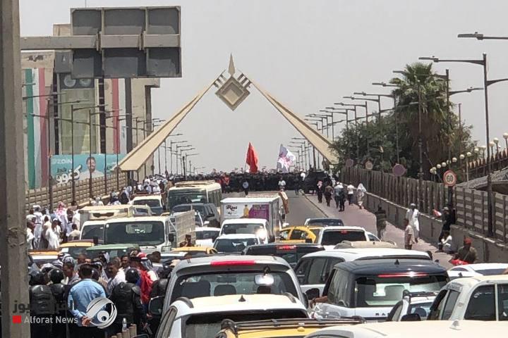 قطع جسر الجمهورية بالكامل من قبل متظاهرين وسط بغداد