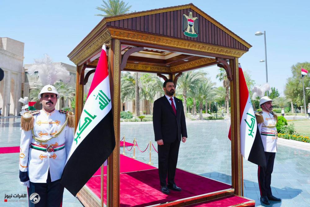 الزيدي يصدر توجيهاً بشأن الأعلام العراقية في المؤسسات الرسميّة