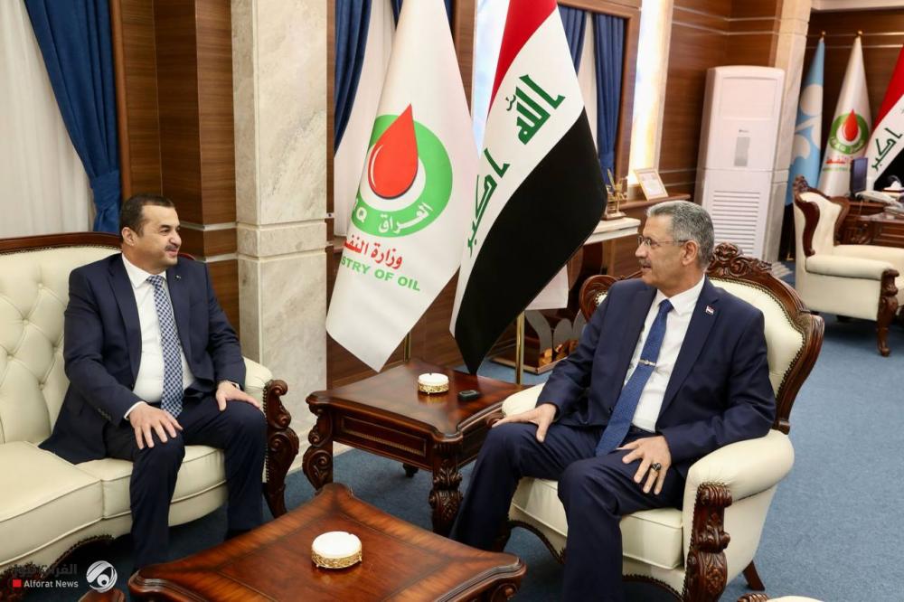 وزير النفط يبحث مع نظيره الجزائري تعزيز العلاقات الثنائية في مجال النفط والطاقة