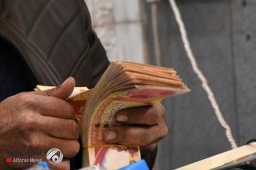 خبير اقتصادي: الوضع المالي صعب ومبيعات النفط بالكاد تسد الرواتب