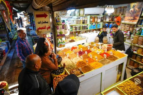 خبير يحذر من ركود اقتصادي وتوقف المشاريع الاستثمارية بسبب النفط