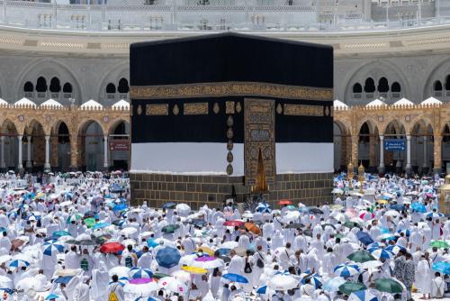 توافد الحجاج إلى مشعر منى إيذانًا ببدء مناسك الحج