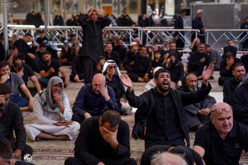 بالصور.. حزن وألم يخيمان على الصحن الحيدري خلال قراءة مقتل الإمام الحسين (عليه السلام)